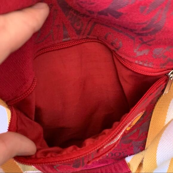 Universal Studios Wizarding World of Harry Potter Quidditch 07 Duffle Bag Red - Picture 3 of 13